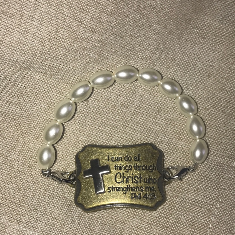 New hand assembled bracelet. Pearl and metal tag.